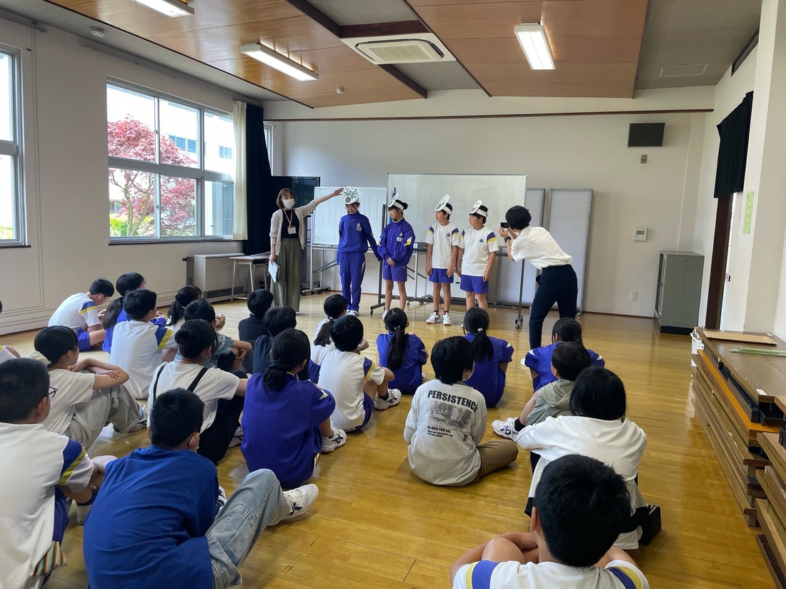 認知症キャラバンメイトが小学生に認知症について説明しています。