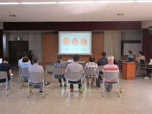 立谷沢での認知症サポーター養成講座。認知症キャラバンメイトが認知症について説明しています。