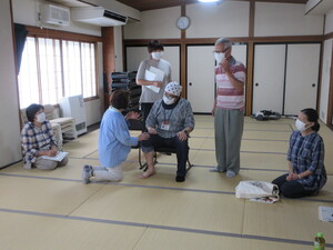 徘徊者役に参加者が声掛け体験をしています。