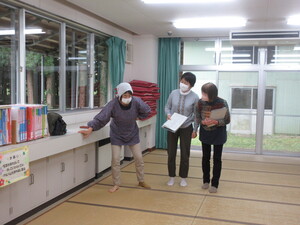 徘徊者役に参加者が声掛け体験しています。一筋縄ではいきません。