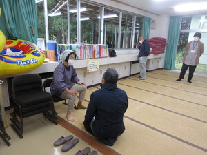 徘徊者役に参加者が声掛け体験しています。一人が徘徊者役と談笑している間にもう一人が警察に連絡します。