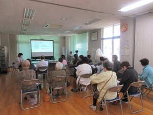 認知症カフェの様子。毎月講座や軽体操など楽しい催しがあります。