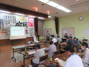 認知症サポーター養成講座。認知症キャラバンメイトが認知症について説明しています。