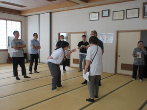 徘徊者役に参加者が声掛け体験をしています。