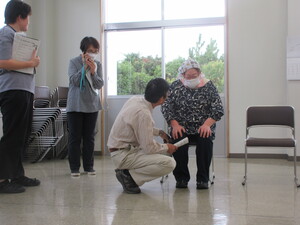 徘徊者役に参加者が声掛け体験をしています。