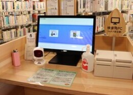 検索用PC（セルフ貸出機）の画像です。