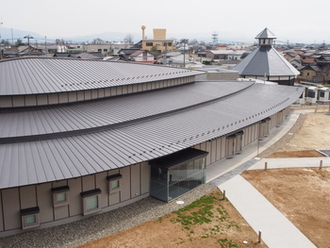 令和6年5月2日にオープンした図書館の外観の画像です。