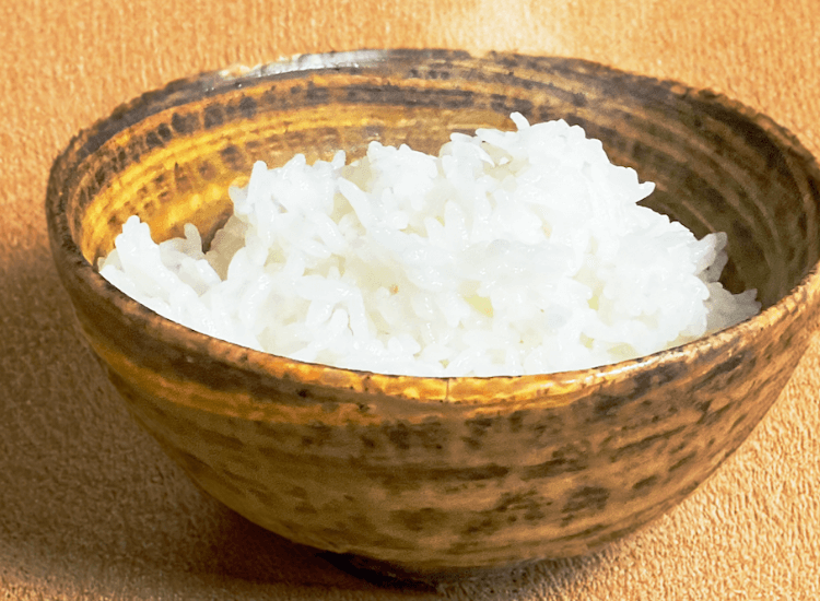 つや姫がお茶碗によそわれている