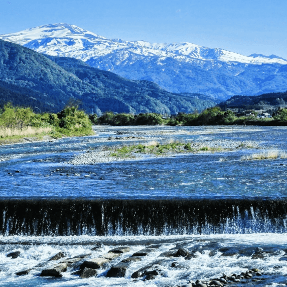山から降りてくる雪解け水